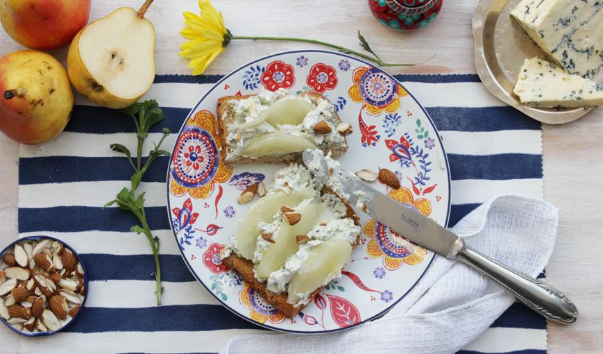 Bruschetta de pera y queso azul